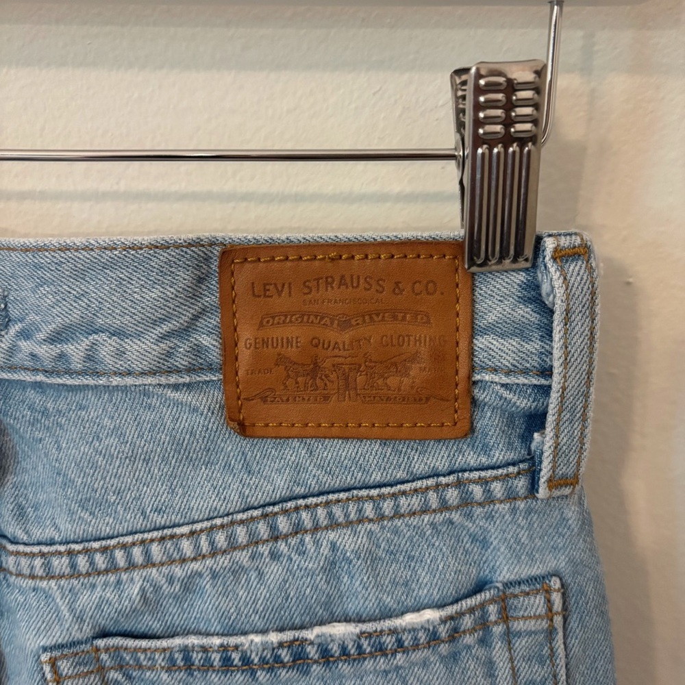 Levi's High Rise Wedgie Fit Distressed Shorts - Size 26 - Picture 4 of 12